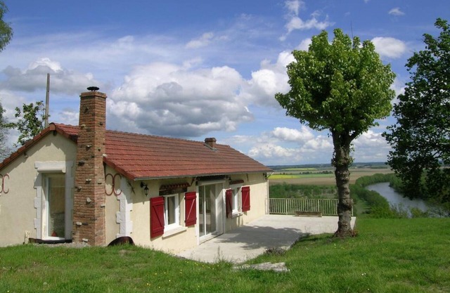 "Riverside Retreat: Cosy House with Fireplace, Terrace, Large Garden & River Access"
