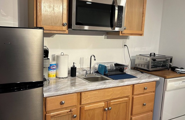 Riverside Retreat, a charming studio near Oakmont and Pittsburgh with WiFi, AC