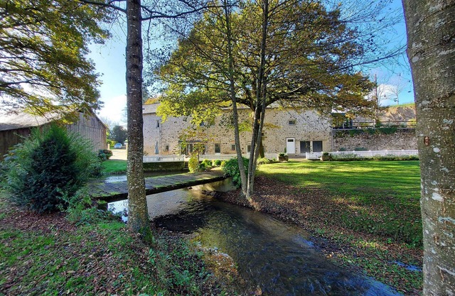 Riverside Retreat: Spacious 3BR House, Private Fishing Pond, Near Charming Villages & Outdoor Activities