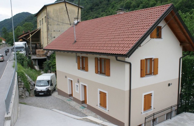 Riverside Rustic Ridge Apartments with Balcony - Two Bedroom Apartment with Balcony