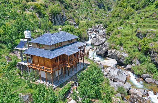 RiverSoul Cottage 2BR in Tirthan Valley by Homeyhuts