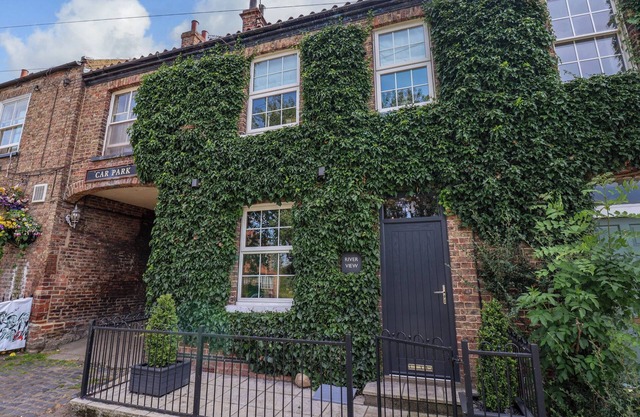 RIVERVIEW, family friendly, luxury holiday cottage in Stamford Bridge