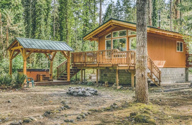 Riverwood Hideaway - Romantic, Secluded Riverfront Cabin, Hot Tub, Dogs Welcome