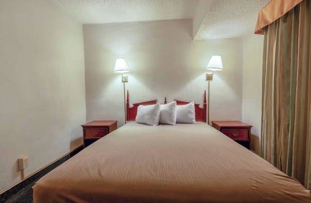 Road Trip Ready Room w/Free Parking & Easy Access to Interstate 40 Routes