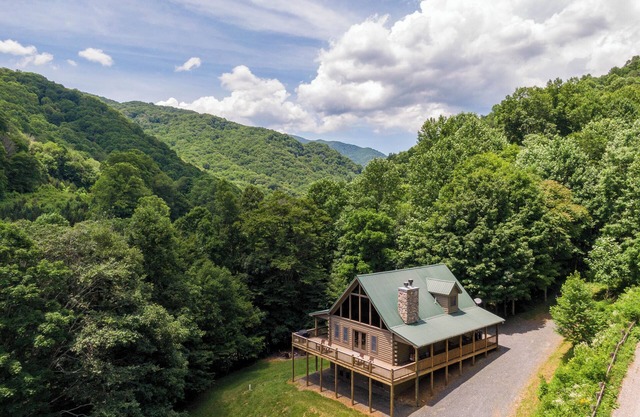 Roaring Creek Lodge - Newland log cabin, hot tub, pool table, fire pit