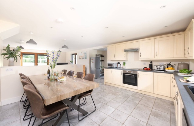 Robins Rest - a cottage that sleeps 8 guests in 3 bedrooms