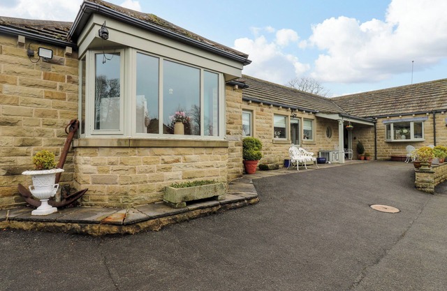 ROCHE HOUSE, pet friendly, with a garden in Shepley