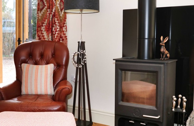 ROCK HOUSE LODGE, with open fire in Newick