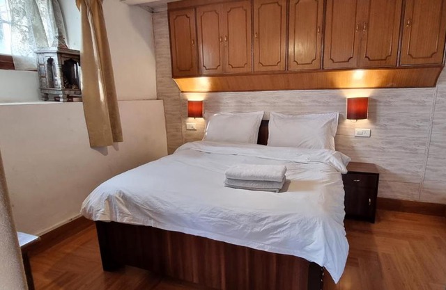 Rockpoint - Mall Road Serviced Homes