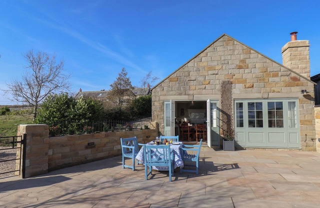 RODING COTTAGE, luxury holiday cottage, with a garden in Egton