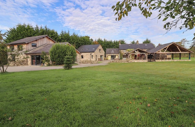 ROE DEER COUNTRY RETREAT, family friendly, with hot tub in Clitheroe