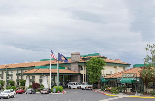 Rogue Regency Inn & Suites