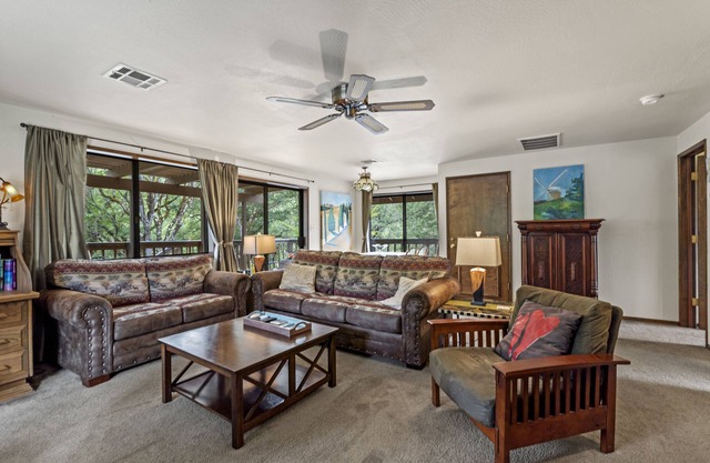 Rogue River frontage: 1 BR Guest Unit, pool, dock, fishing, 5 acre park like