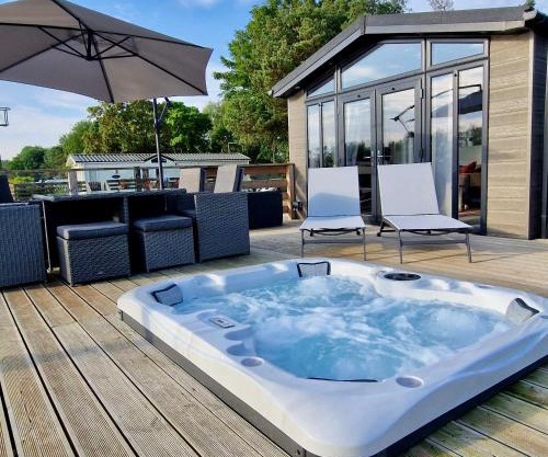Rolo's Lakeside Lodge With Hot Tub & Hi-Speed Wifi