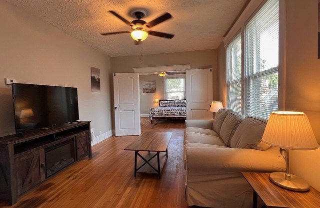 Rolston 2, Two Bedroom Unit near Xavier, Downtown