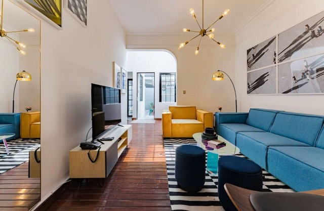 Roma Retreat: Modern Colonial Gem A/C 16 PAX