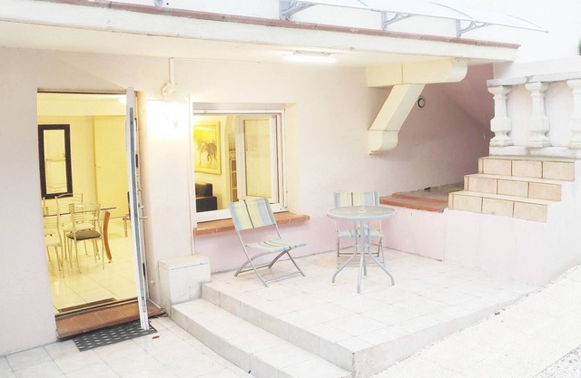 Roman T3 RDC - Two Bedroom Apartment, Sleeps 4