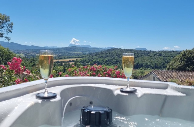 Romantic 2* getaway with private Jacuzzi and breathtaking views
