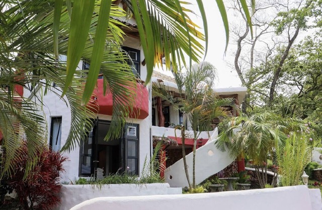 Romantic and cozy apartment in tropical villa w/mountain and flowers view.