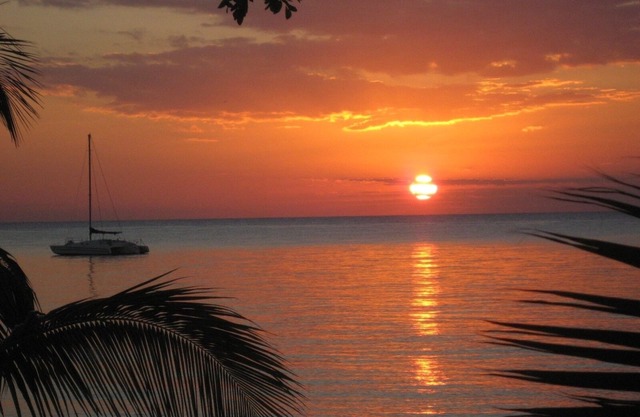 Romantic Beachfront Just 3 Steps on the Sandy Beach!