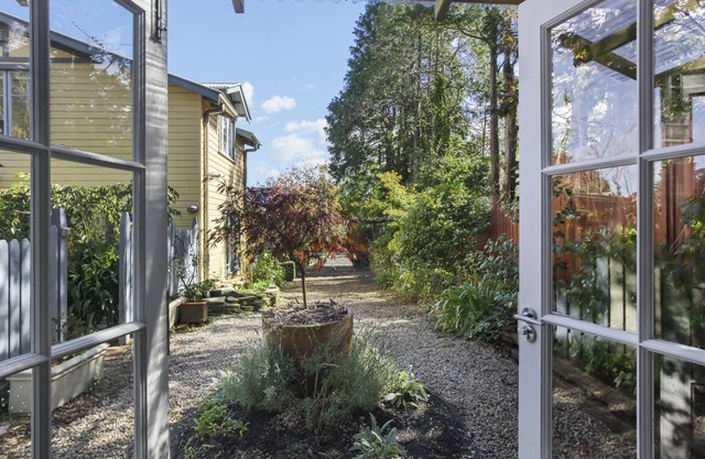 Romantic Bloom Cottage 300m to Mall with wood fire SPECIAL midweek rates apply