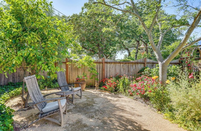 Romantic Casita w/Garden + Deck 2 Miles to Plaza!