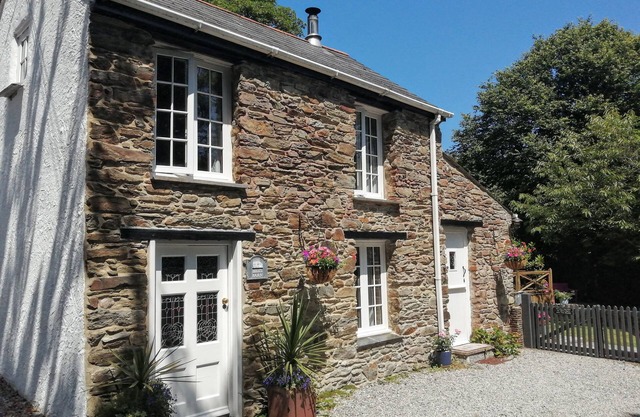 Romantic Cottage, Perranporth, Sleeps 2, Dog friendly, Walking distance to Beach