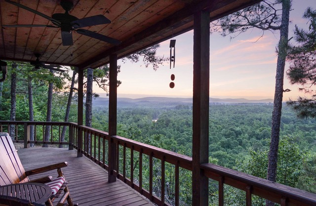Romantic Couples Cabin! Enjoy breathtaking sunrise views and quiet seclusion.