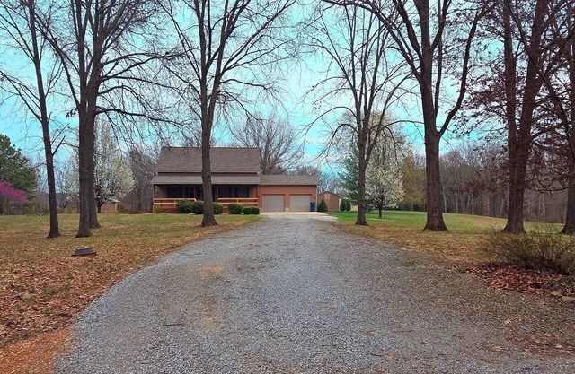 Romantic couples getaway in awesome Bluford with WiFi, Fireplace, and Game Room