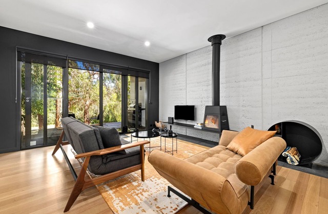 Romantic Daylesford Waterfront: Fireplace, King Bed, Spa
