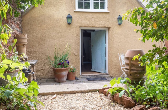 Romantic Farmhouse Apartment nr Bath and Bristol with hot tub