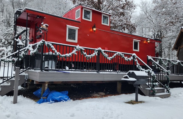 Romantic Get-a-Way! 1954 Rail Road Caboose! Relaxing Hot Tub!