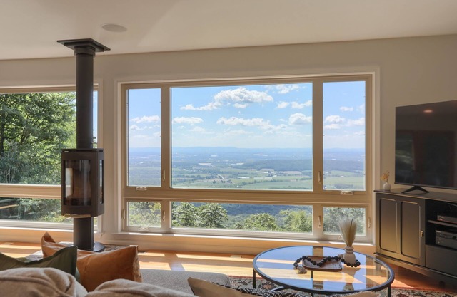 Romantic Getaway, Breathtaking View on Blue Mountain/Appalachian Trail w/hot tub
