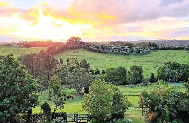 Romantic getaway cottage with beautiful sunset views near mulitple hiking trails