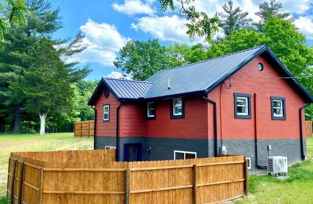 Romantic Getaway: King Bed, Hot Tub, Fenced Yard, Wooded Nature Trail