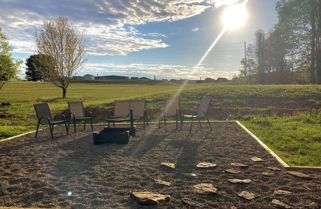 Romantic getaway or family fun, packed w/amenities - mins from dozens of trails