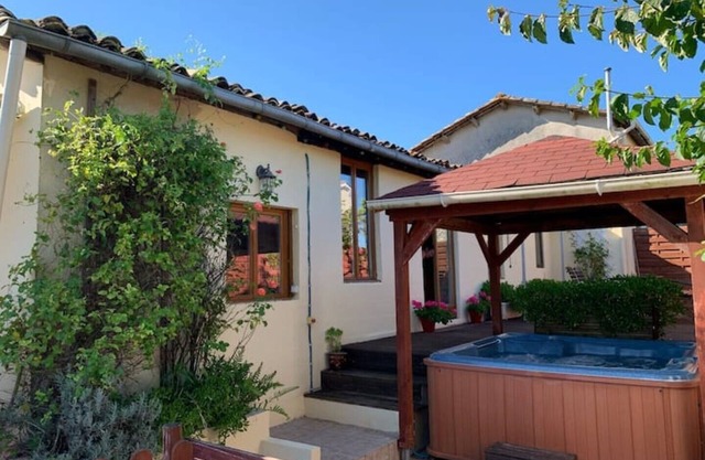 Romantic Gite-pool, hottub+sauna, wine tasting. Views down the Seugne valley
