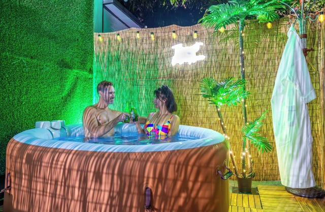 Romantic Heaven, Hot Tub, BBQ, 5 Min to Hard Rock Stadium, 15 Min to Beach