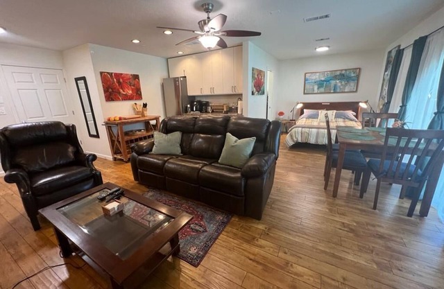 Romantic Hideaway in Upscale Neighborhood