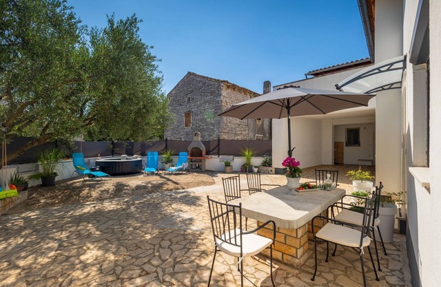Romantic holiday home with jacuzzi, BBQ, WiFi