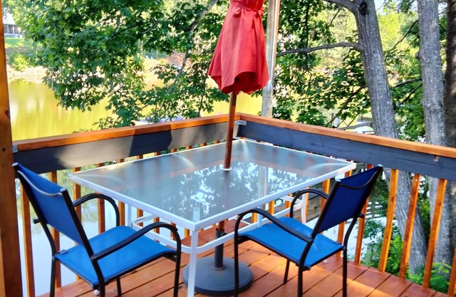 Romantic Lake Cottage Retreat . Perfect for 2