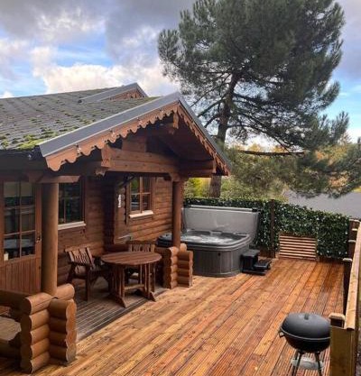 Romantic Log Cabin With Hot Tub