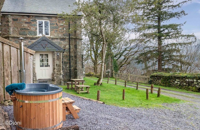 Romantic One Bedroom Cottage In The Hills Above Dolgellau | Deer-Park-Lodge