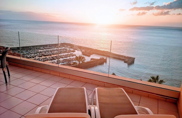 ROMANTIC RETREAT IN PRIME POSITION WITH STUNNING VIEWS TO CLIFFS, MARINA & SEA.