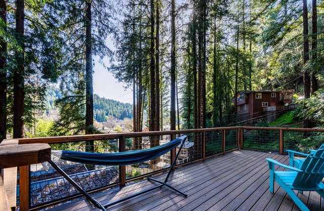 Romantic Redwood Hideaway - Hot Tub, A/C, Walk to Russian River and Downtown