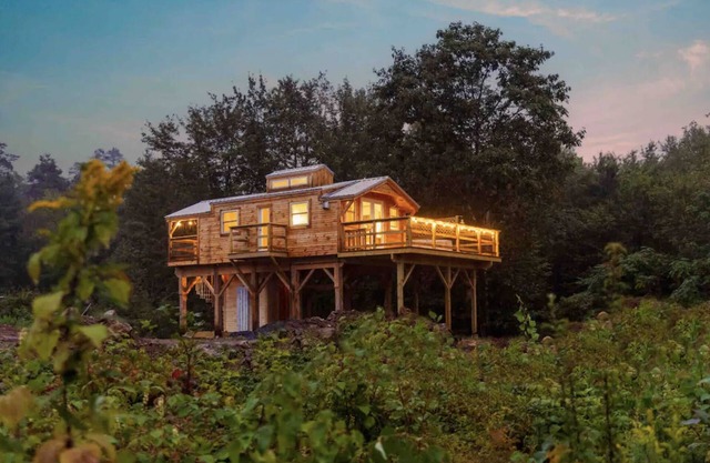 Romantic Riverbed Treehouse - hot tub & new sauna!