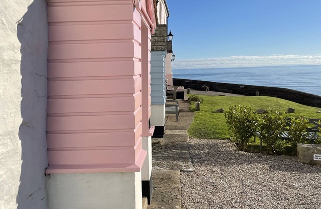 Romantic seaside cottage overlooking harbour with free on site parking for one