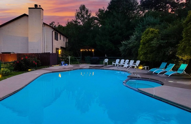 Romantic Secluded Private Villa with Pool, Hot Tub, Sauna/Steam, Games
