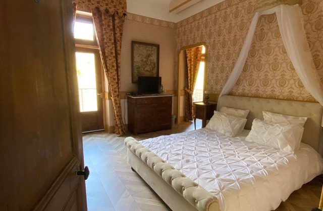 Romantic suite by Isoarde des Baux - Château de Rochetaillée