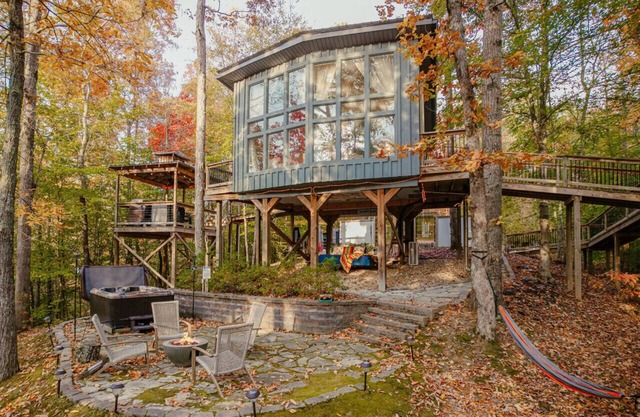 Romantic Treehouse w/Sauna, Hot Tub & Pickleball!